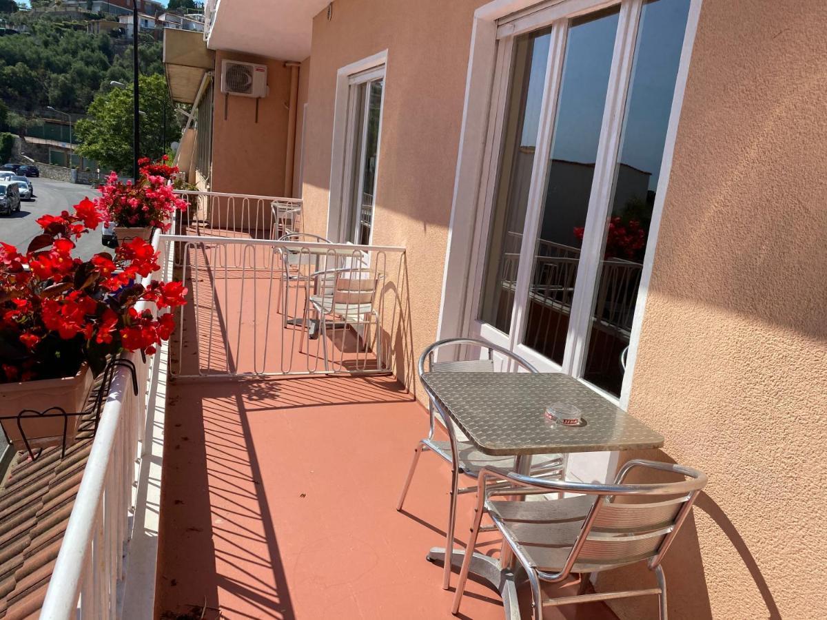 Hotel Nettuno Диано-Марина Экстерьер фото